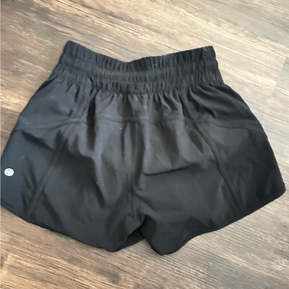 Lululemon tracker LR short - Picture 2 of 6